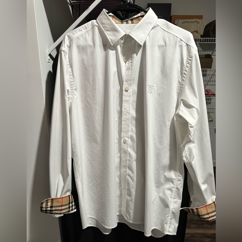 Burberry sleeved shirt. Size XL.